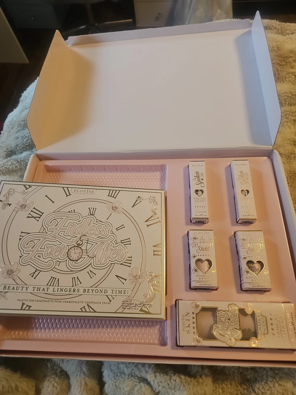Plouise Timeless Beauty Eyeshadow Palette - Rose Gold Box